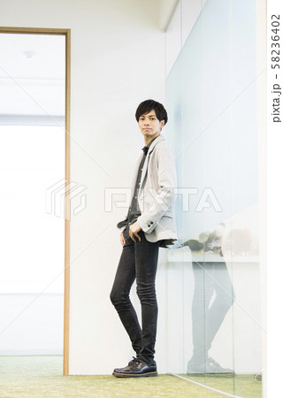 若い男性のポートレート 若い男性のポートレート 58236402
