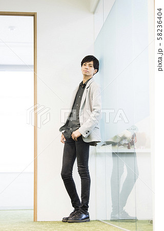 若い男性のポートレート 58236404