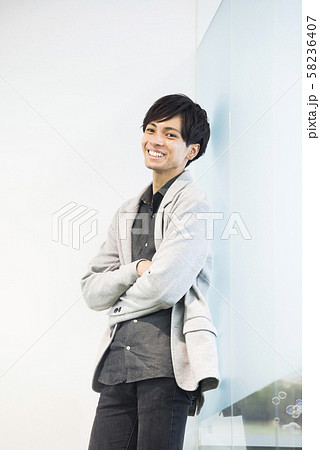 若い男性のポートレート 58236407