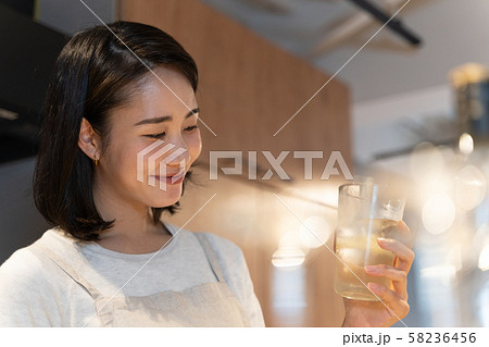 スナックのママ 58236456