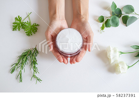 保湿クリーム　ナチュラルなスキンケア 58237391