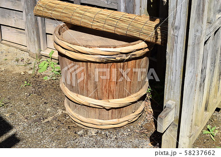 木製の樽 58237662
