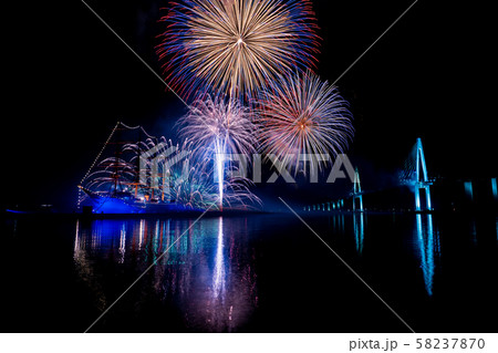 富山県 海王丸パーク 富山新港花火大会 船のイルミネーションと花火 比較明合成の写真素材