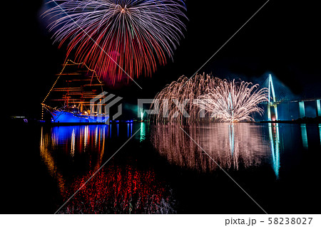 富山県 海王丸パーク 富山新港花火大会 船のイルミネーションと花火 比較明合成の写真素材