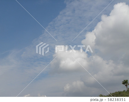 秋の青空と白い雲 58238351