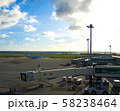 夕暮の那覇空港　滑走路に向かうジェット機 58238464