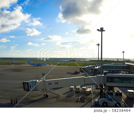 夕暮の那覇空港　滑走路に向かうジェット機 58238464