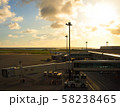 夕暮の那覇空港　滑走路 58238465