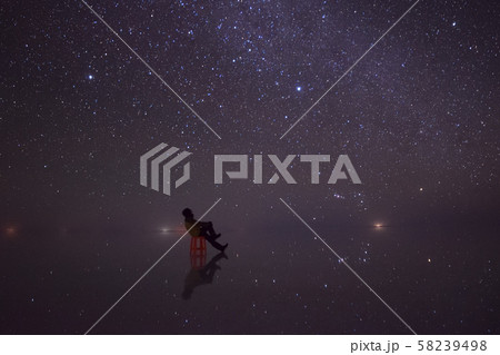 ウユニ塩湖　夜　シルエット　星空　天の川　絶景 58239498