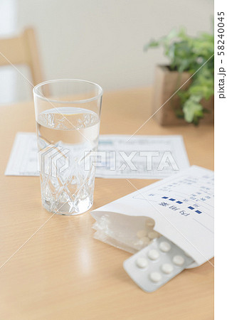 飲み薬イメージ 薬 風邪薬 インフルエンザの写真素材