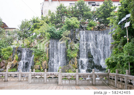 台湾 台北市 龍山寺(りゅうざんじ) 前殿右の浄心瀑布 台湾 台北市 龍山寺(りゅうざんじ) 前殿右の浄心瀑布 58242405