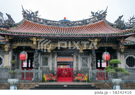 台湾　台北市　龍山寺（りゅうざんじ）　前殿 58242410