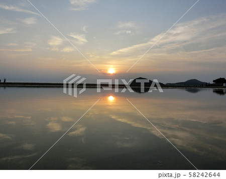 父母ヶ浜の絶景 水鏡に夕日が沈む 父母ヶ浜の絶景 水鏡に夕日が沈む 58242644