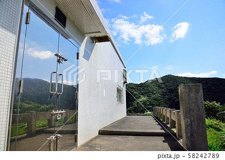 秋の笠利崎灯台 扉に映る風景 4 秋の笠利崎灯台 扉に映る風景 4 58242789