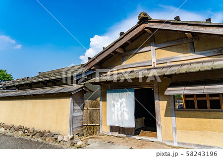 福井県　一乗谷朝倉氏遺跡　町並みと復元建物 58243196