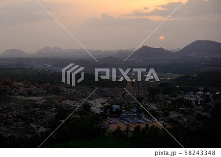 南インドのハンピに広がる巨大な岩群 58243348