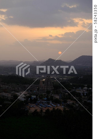 南インドのハンピに広がる巨大な岩群 58243350