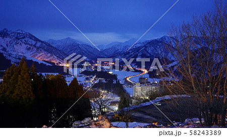 スノーリゾート、新潟県湯沢町の岩原スキー場からの眺め。関越道の渋滞、車のテールランプが見える。 58243389