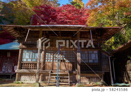 秋の神奈川県伊勢原市の大山寺付近の前不動明王のお堂 58243586