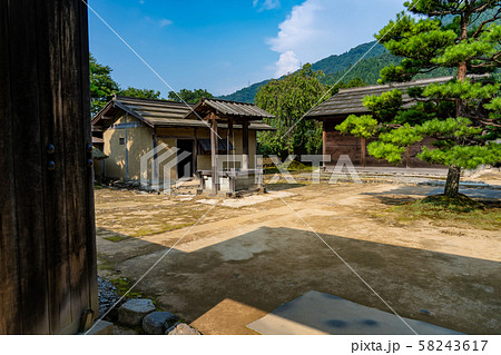 福井県　一乗谷朝倉氏遺跡　町並みと復元建物　武家屋敷の中庭 58243617