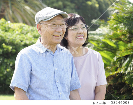 寄り添う笑顔のシニア夫婦 寄り添う笑顔のシニア夫婦 58244003