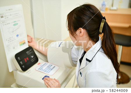 女性薬剤師：血圧測定 58244009
