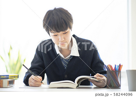 学習 女子高生 今どきの高校生の写真素材