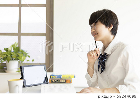 学習 女子高生 今どきの高校生の写真素材