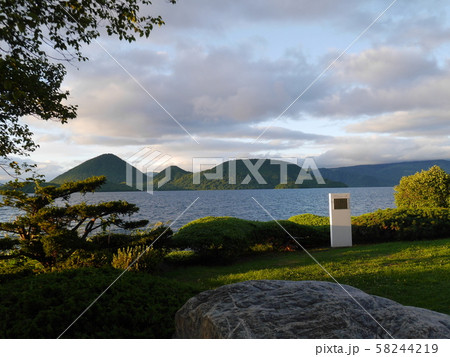夕方の洞爺湖の風景 夕方の洞爺湖の風景 58244219