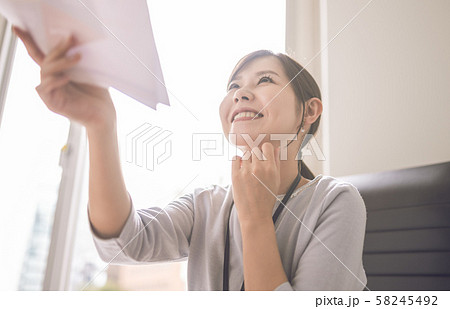 女性ポートレート 58245492