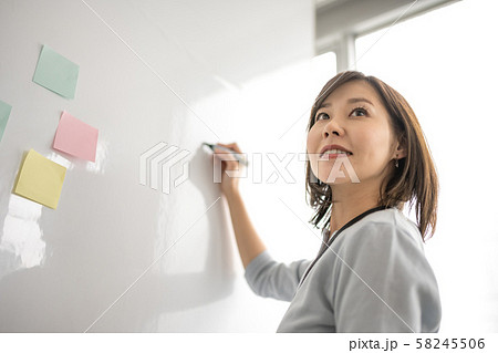 女性ポートレート 58245506