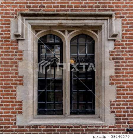英国　住宅　四角形の窓 58246579
