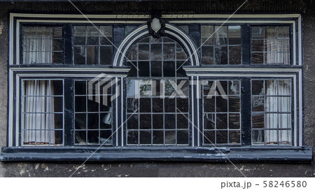 英国　住宅　四角形の窓 58246580