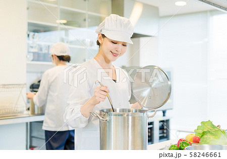 給食センター　厨房　女性調理師 58246661