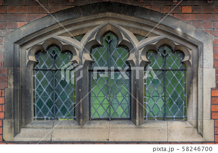 英国　住宅　アーチ形の窓 58246700