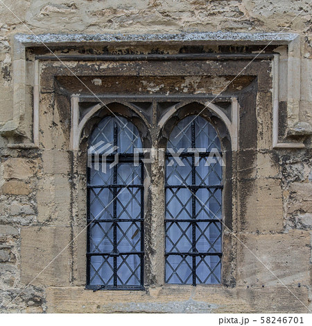 英国　住宅　アーチ形の窓 58246701