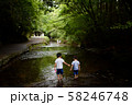 渓谷で遊ぶこども 58246748