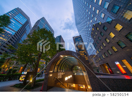 日本の東京都市景観 大手町駅(出入口）と摩天楼 58250154