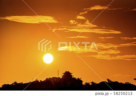 朝日と小牧山城 麒麟の城 朝日と小牧山城 麒麟の城 58250213