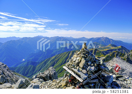 雄山山頂の石積みと展望 58251381
