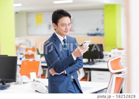 ビジネスマン、オフィス、スーツ、スマホ 58252829