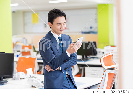 ビジネスマン、オフィス、スーツ、スマホ 58252877