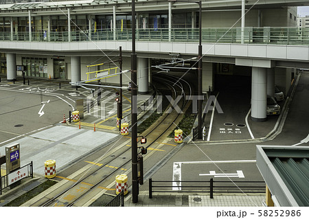 JR高岡駅　古城公園口（北口）　万葉線乗り入れ　末広町停留場　富山県高岡市 58252986