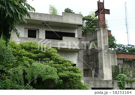 廃墟と化した建設途中のマンション(静岡 伊東) 58253164