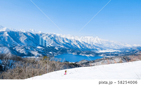 大町市・権現山から望む青木湖と北アルプス 58254006