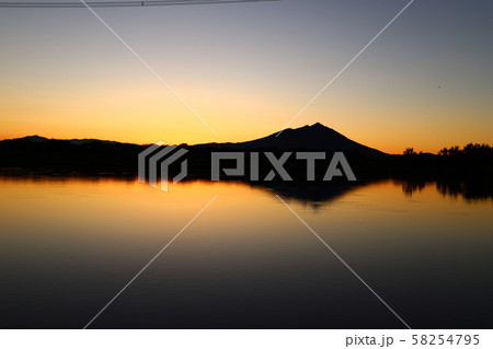 母子島からの朝陽に輝く筑波山 母子島からの朝陽に輝く筑波山 58254795