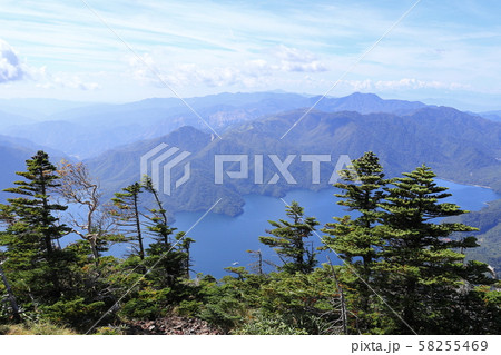 男体山 山頂付近から見下ろす中禅寺湖 男体山 山頂付近から見下ろす中禅寺湖 58255469