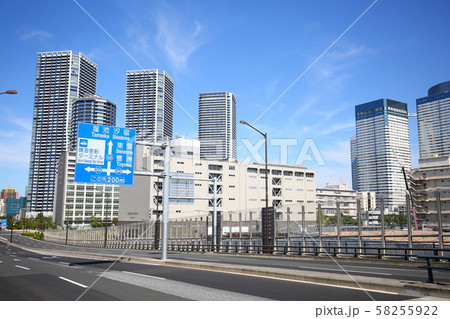 豊洲大橋から見た環二通りと高層ビル 豊洲大橋から見た環二通りと高層ビル 58255922
