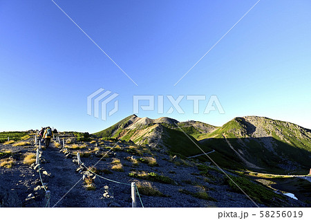 朝の乗鞍 大黒岳からの眺望（撮影地：乗鞍、大黒岳） 58256019