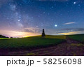 クリスマスツリーの木と天の川 58256098